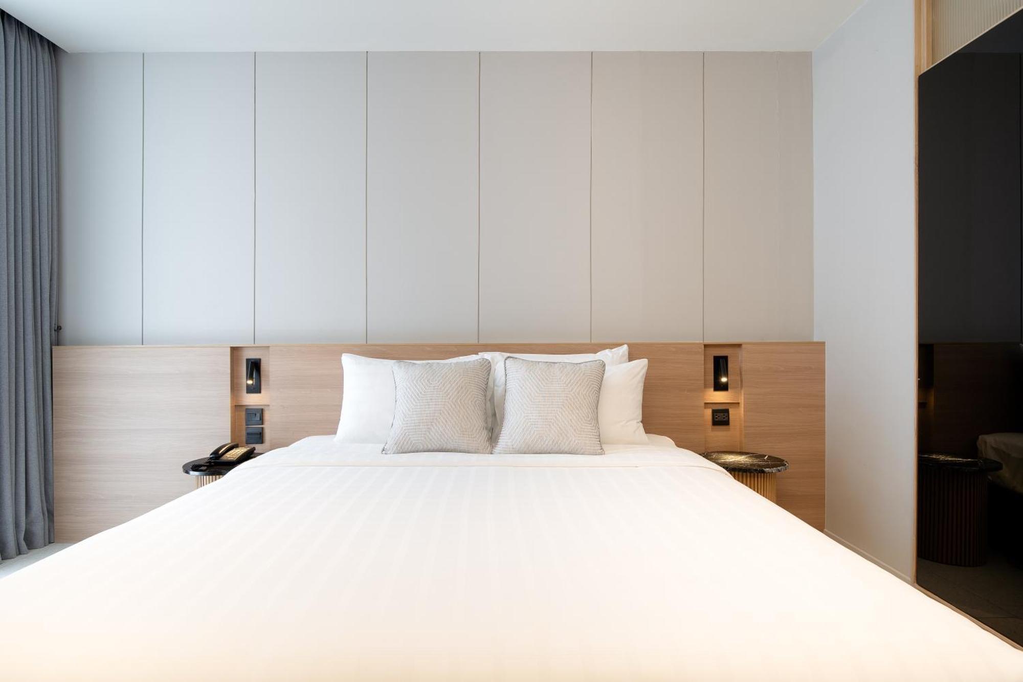Saan Hotel Sathorn Банкок Екстериор снимка